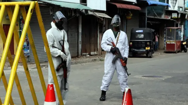 හුදකලා කරන ලද ප්‍රදේශයක යොදවා සිටින ආරක්ෂක හමුදා සාමාජිකයන්