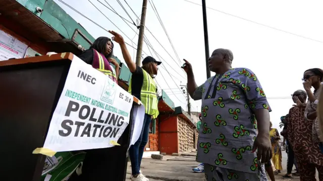 Pesin wey dey vex for polling station