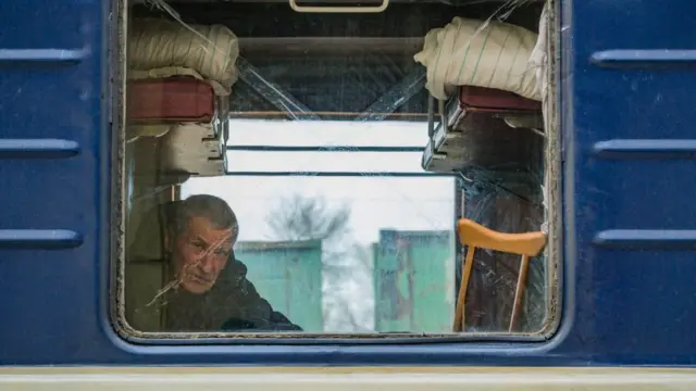 ডনবাস থেকে লোকজন নিরাপদ জায়গায় পালিয়ে যাচ্ছে