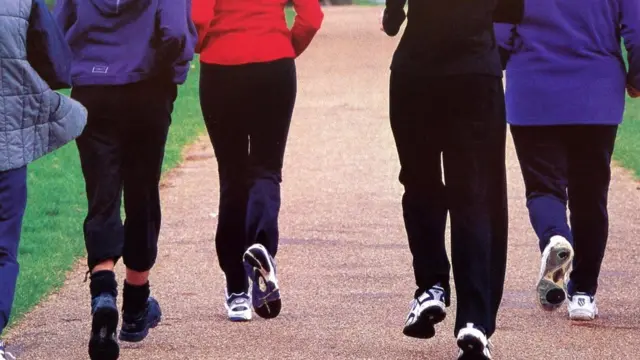 Ставьте перед собой реалистичные цели. Купите кроссовки и сделайте несколько коротких пробежек, прежде чем пообещаете себе пробежать марафон