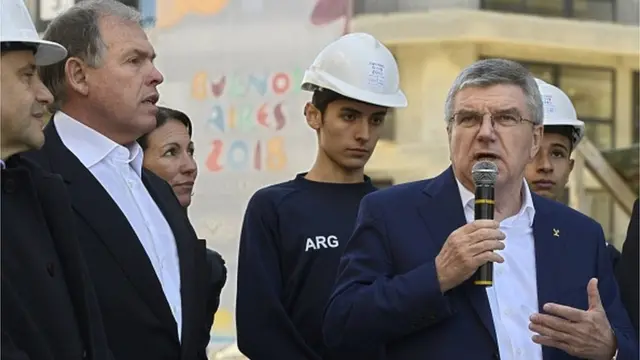 ఐఓపీ ప్రెసిడెంట్ థామస్ బాచ్(కుడివైపు)