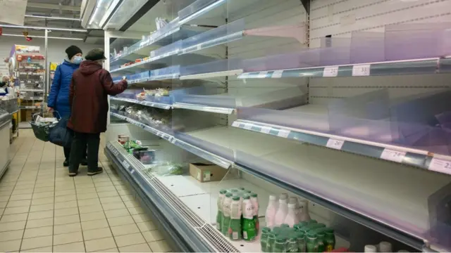 Полиці магазинів все ще більше порожні, ніж заповнені, але переробка молока починає потроху відновлюватися