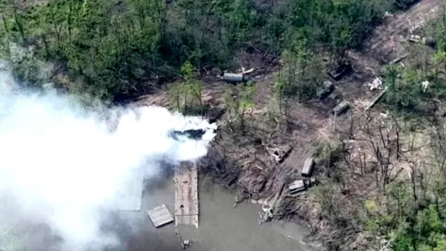 Сгоревшая военная техника на понтонном мосту через реку Северский Донец