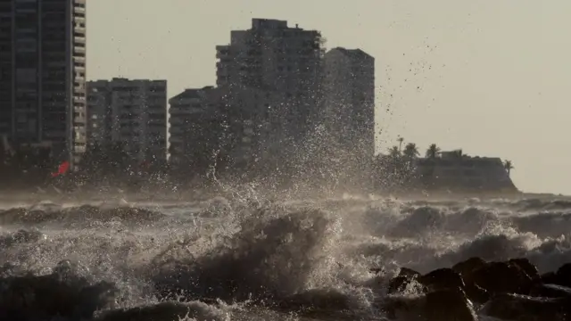 Mar revuelto en Cartagena por el huracán Iota