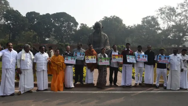 மேகேதாட்டு அதிமுக போராட்டம்.
