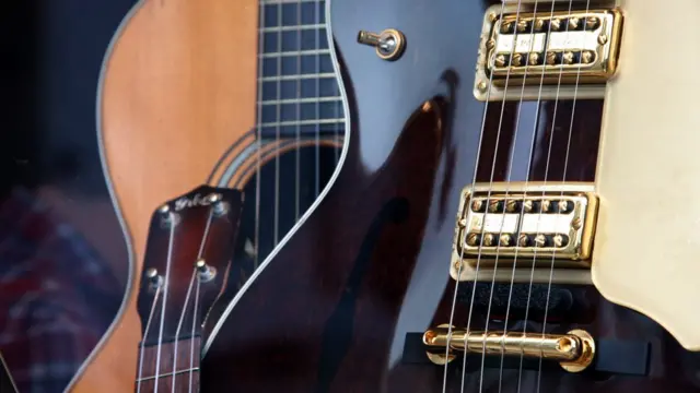 Umetnici katkad pesmom znaju da izraze sopstveno mišljenje i upute društvenu ili političku kritiku