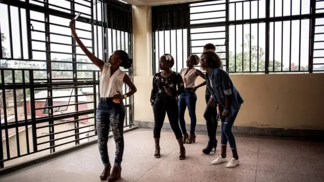 Студентки-першокурсниці університета Бені