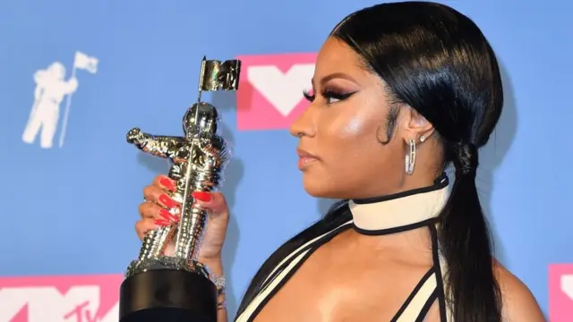 La rappeuse américaine et trinidadienne Nicki Minaj reçoit son prix de la meilleure vidéo hip-hop dans la salle de presse des 2018 MTV Video Music Awards au Radio City Music Hall le 20 août 2018 à New York