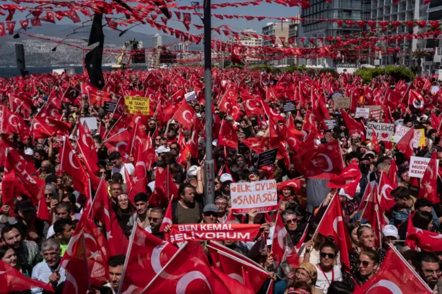 ইজমিরে কেমাল কুলুচদারুলুর সমর্থকদের জনসমুদ্র