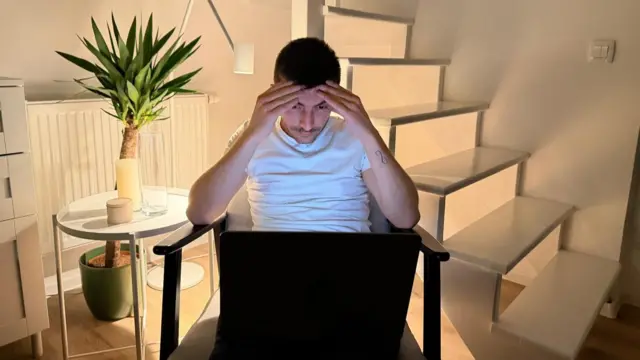 младић гледа у компјутер