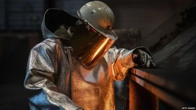 कारखान्यात काम करणारा कामगार