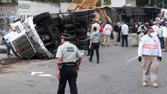 Un tráiler volcado sobre la carretera