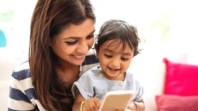 महिला बच्चे के साथ