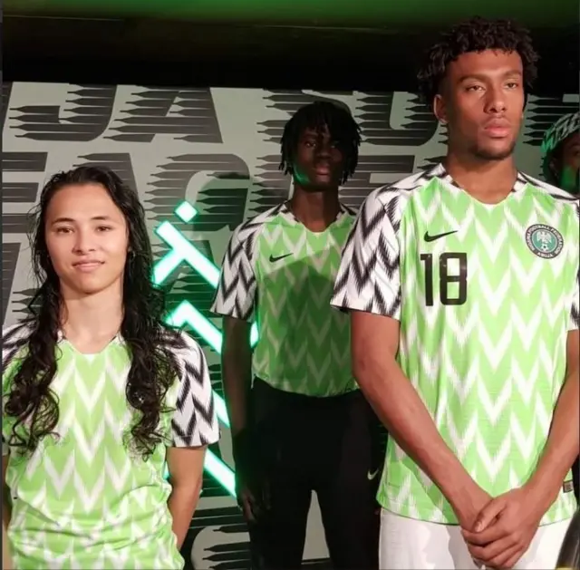 Iwobi and models in Super Eagles jersey