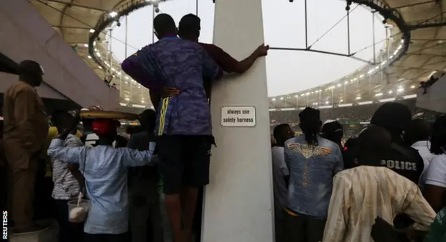 Les supporters du Nigeria ont cherché à regarder le match de n'importe quel endroit sans que la police n'intervienne.