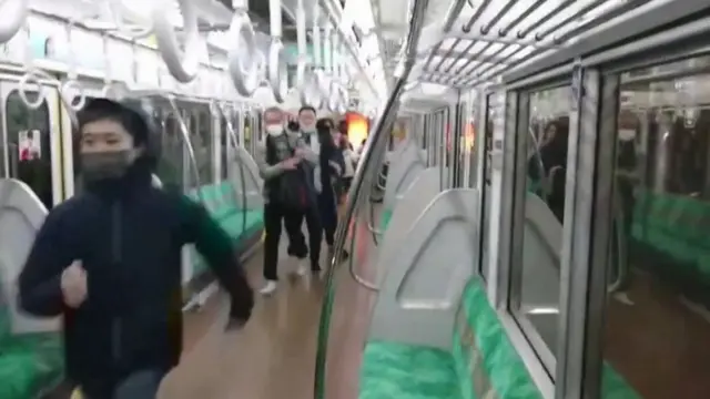 రైలులో మంటలు చెలరేగడంతో పారిపోతున్న ప్రయాణీకులు