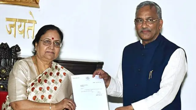 राज्यपाल बेबी रानी मौर्य को इस्तीफ़ा सौंपते रावत