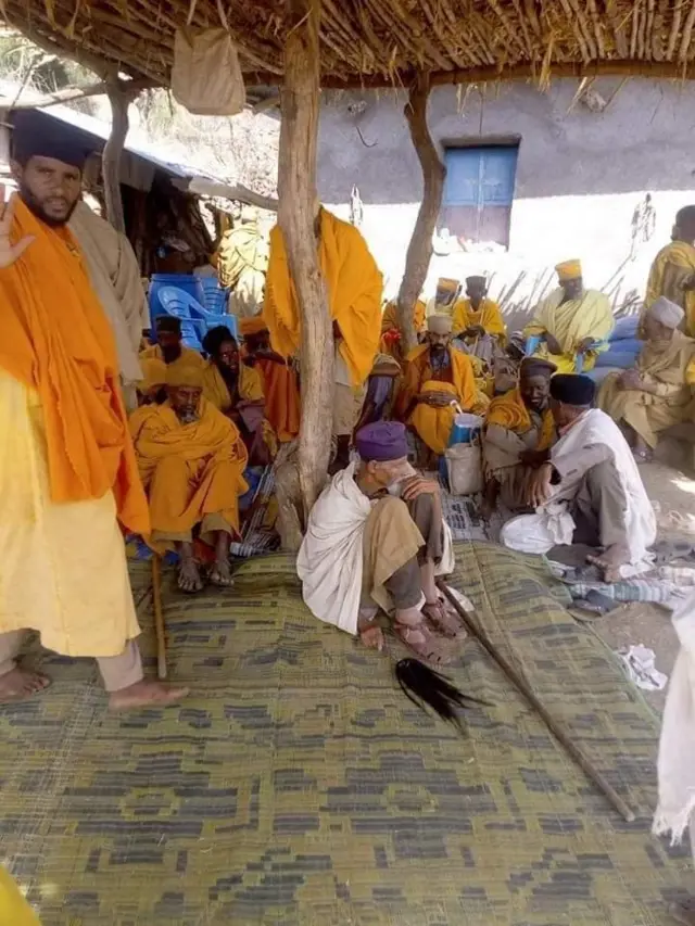 ካብ ዋልድባ ተባሪሮም ኣብ ከተማ ሽረ እንዳስላሰ ደብረብርሃን ቤተ ክርስትያን ስላሴ ዝተዐዓቀቡ መነኮሳት