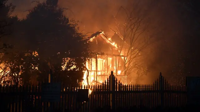 house burns in Gosper Fire near Sydney, 21/12