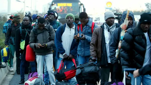 Мигранты ждут посадки в автобус