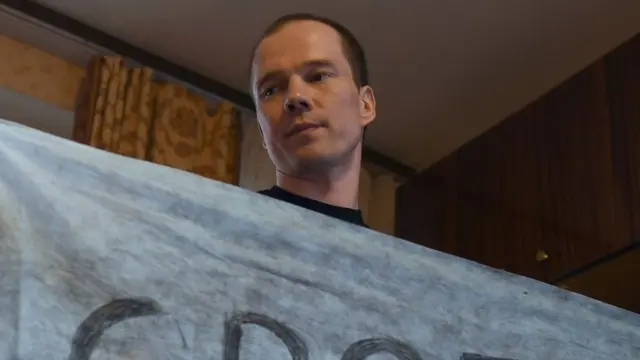 Ильдар Дадин с плакатом "Свободу Дадину"