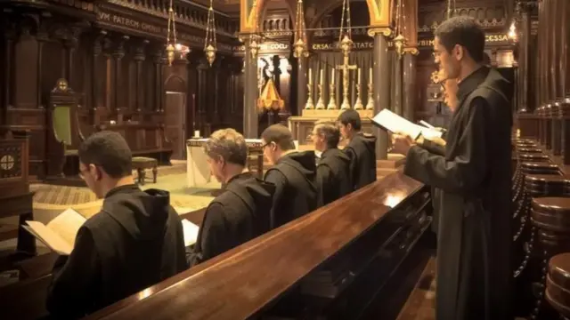 Mu ntango abapadiri ntibasabwa kutarongora