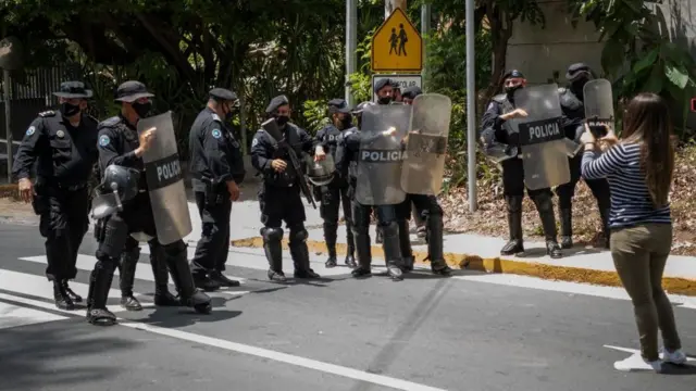 Despliegue de policías antimotines junto a la vivienda de Chamorro Barrios.