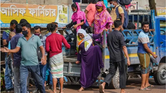 বাস না পেয়ে অনেকেই ফিরেছেন ট্রাকে করে।