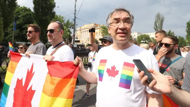 К участникам "Марша равенства" традиционно присоединился посол Канады в Украине Роман Ващук