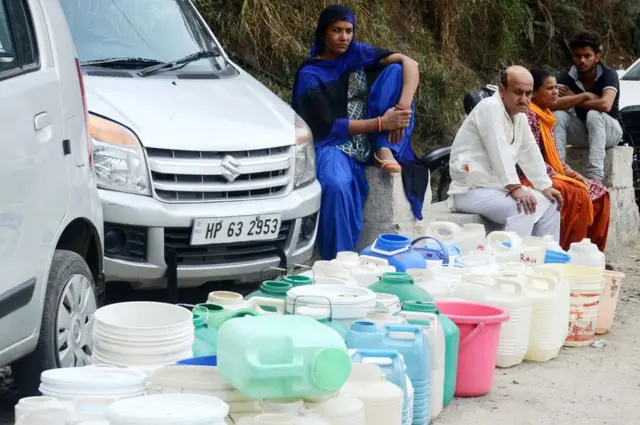 సిమ్లాలో నీటి కోసం జనం నిరీక్షణ