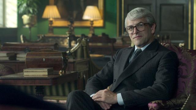 John Major interpretado na série The Crown por Jonny Lee Miller