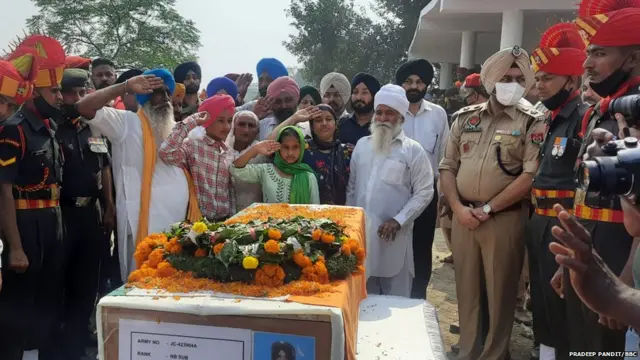 ਸ਼ਹੀਦ ਜਸਵਿੰਦਰ ਸਿੰਘ ਦੇ ਅੰਤਿਮ ਸੰਸਕਾਰ ਤੇ ਉਹਨਾਂ ਦੇ ਪਰਿਵਾਰ ਦੇ ਮੇਂ ਬਰ ਓਹਨਾ ਦੀ ਮ੍ਰਿਤਕ ਦੇਹ ਨੂੰ ਸਲੂਟ ਕਰਦੇ ਹੋਏ