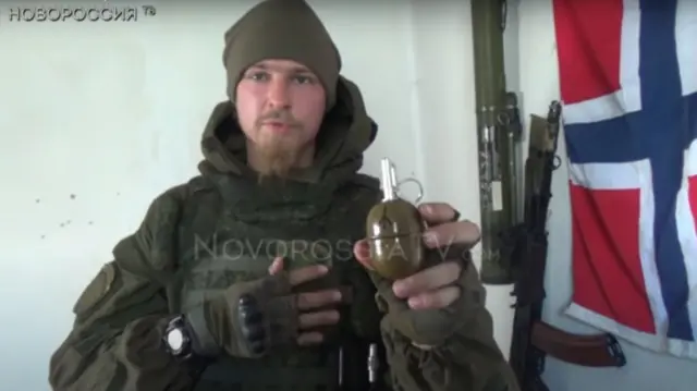 Ян Петровський малює скандинавські руни на гранатах