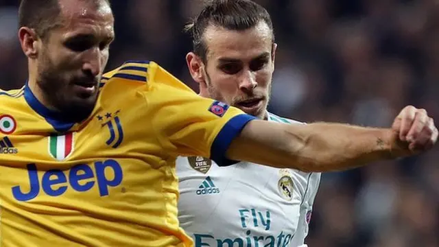 Gareth Bale (R) competes for the ball with Giorgio Chiellini