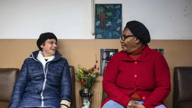 A freira Regina Célia Coradin (à esq.) e Cleone dos Santos (à dir.), da ONG Mulheres da Luz