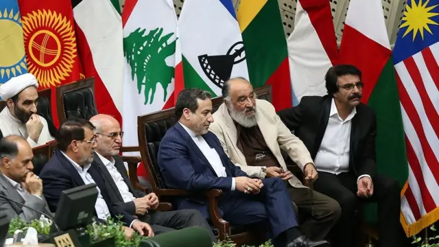 علیرضا افتخاری (راست) و در کنارش داریوش ارجمند از هنرمندان حاضر در مراسم تحلیف بودند