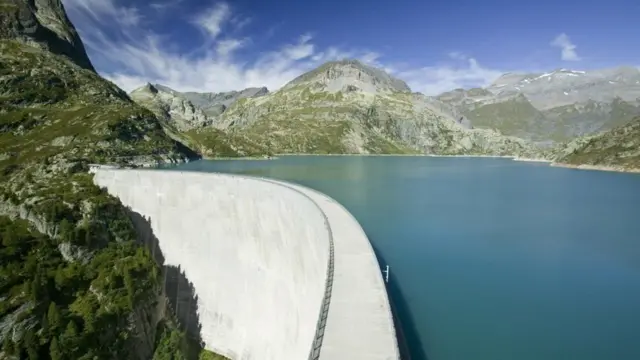 বড় বড় প্রকল্পে নির্মাণে ব্যবহৃত হয় কংক্রিট।