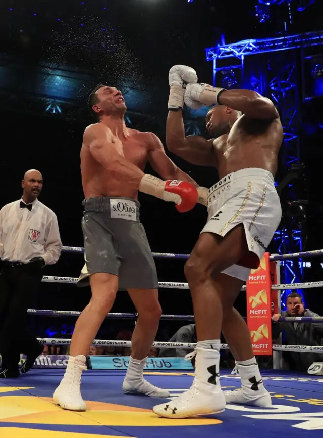 Anthony Joshua da un golpe de derecha