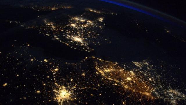 التقط بيسكيه صورة أظهرت لنددن وباريس وبروكسل من نحو 400 كيلومترا في الفضاء