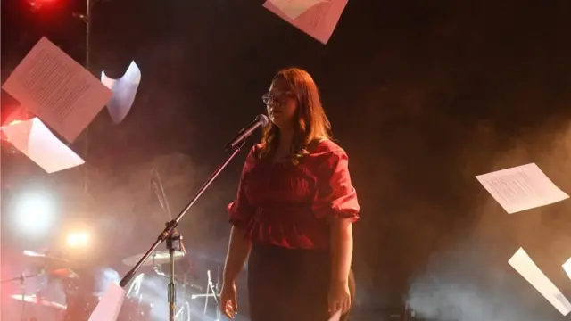 โปรยกระดาษ