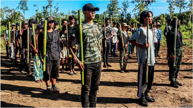 कायिन राज्य में पीडीएफ़ के लड़ाके नवंबर 2021 में देसी हथियारों के साथ प्रशिक्षण लेते हुए