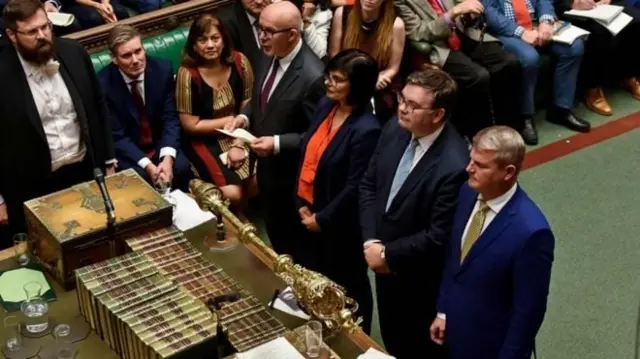 İngiltere Parlamentosu'nda Cumartesi günkü oylamanın sonucu açıklanırken