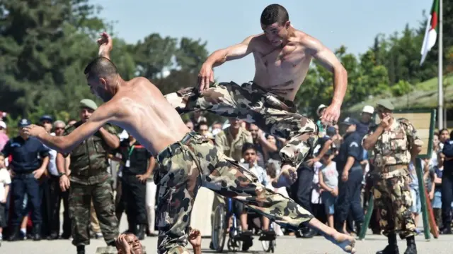 Soldados haciendo artes marciales