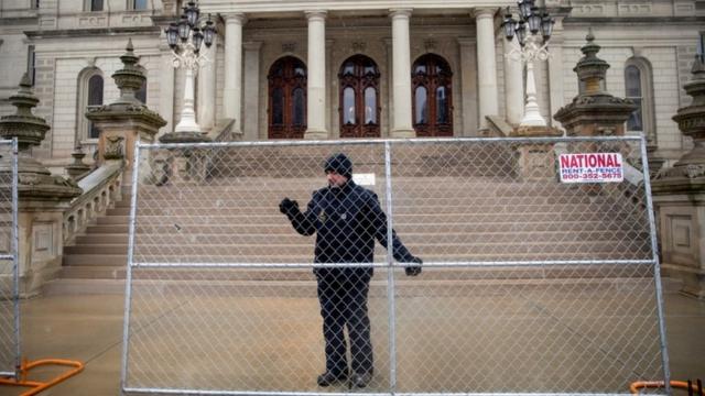 蘭辛市的密歇根州議會大廈周圍也加設了圍欄。