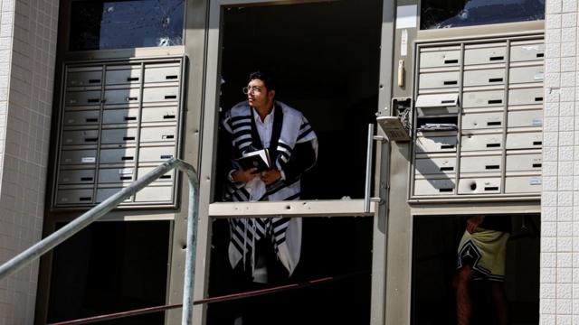 住棚節日剛結束就發生衝突，圖為身穿猶太教服飾的以色列居民躲避空襲