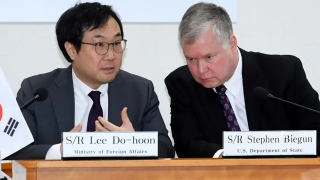 8일 비건은 강경화 외교부 장관, 자신의 카운터파트인 조세영 외교부 1차관과 이도훈 외교부 한반도평화교섭본부장 등을 만날 예정이다. 사진은 지난해 5월 만난 이도훈(왼쪽) 본부장과 비건 부장관