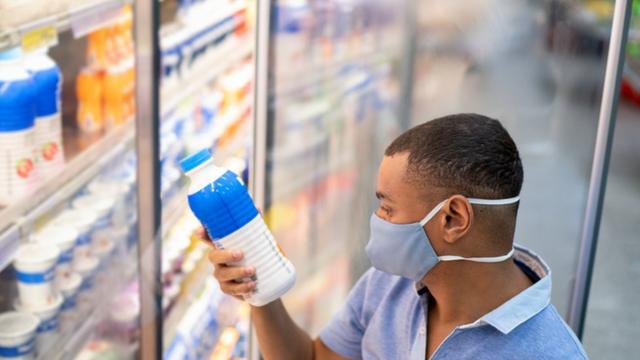 Homem analisando o rótulobets bola apostaum lácteo