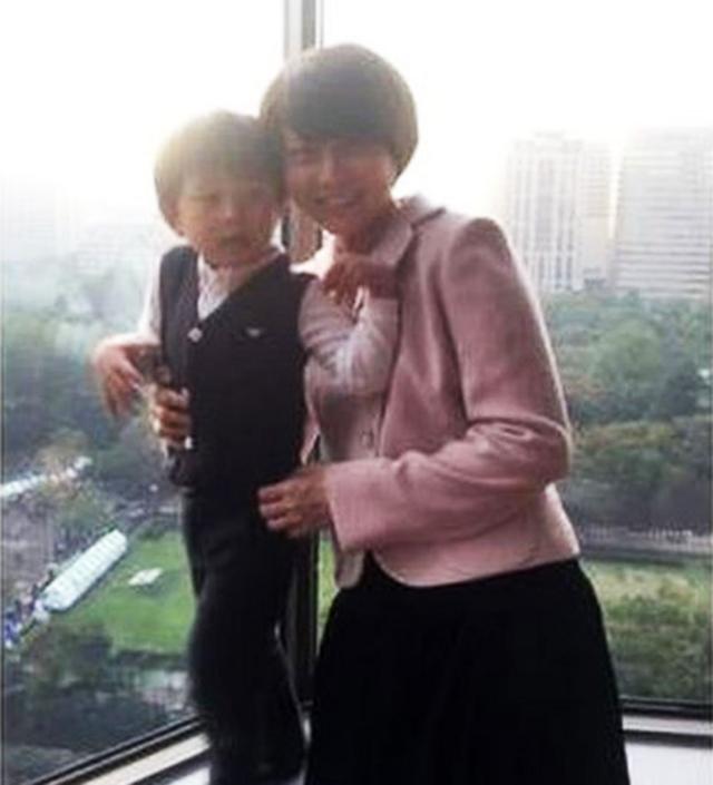 Mao Kobayashi com seu filho