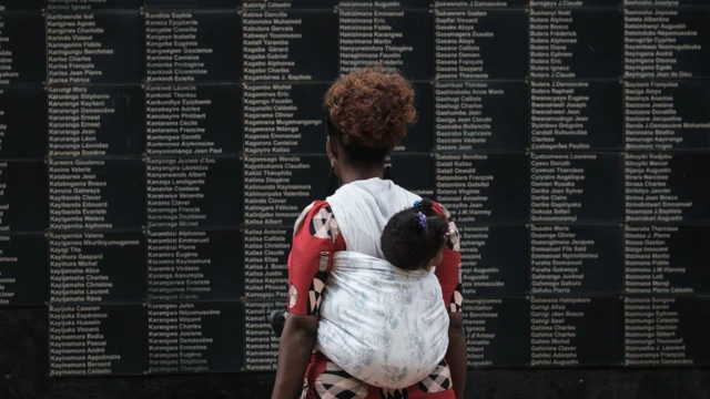 Mulher observa mural com o nome das vítimas do genocídio no Kigali Genocide Memorial,sportingbet app brasilKigali, Ruanda