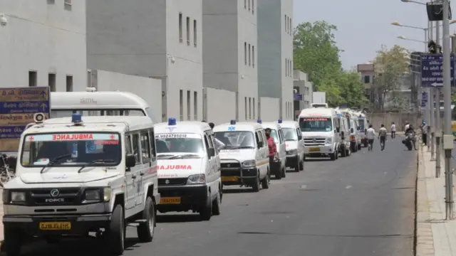 અમદાવાદ સિવિલ હૉસ્પિટલની બહાર ઍમ્બ્યુલન્સની લાઇનો લાગી છે